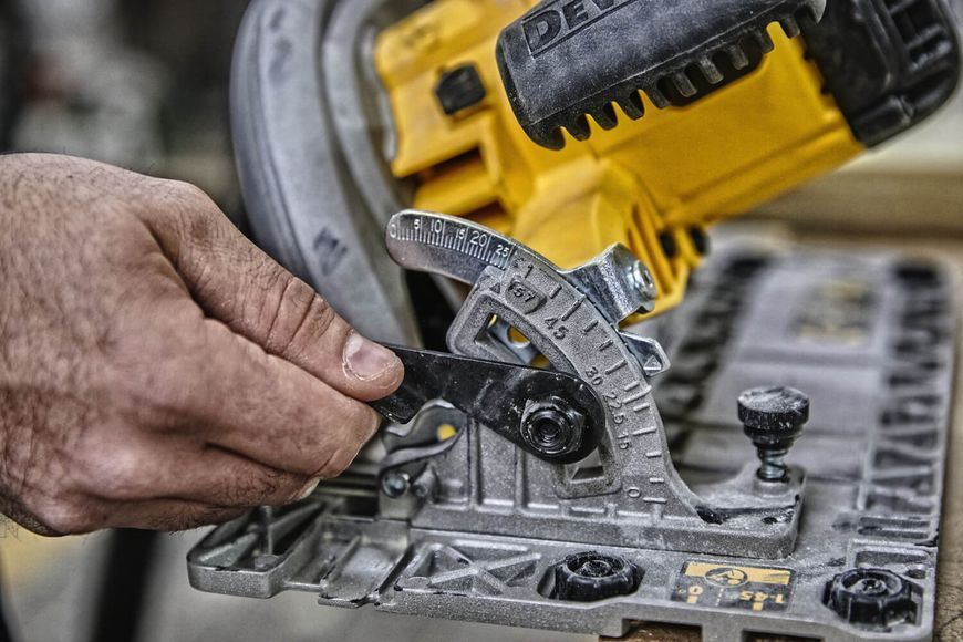 Пилка дискова мережева DeWALT DWE576K DWE576K фото