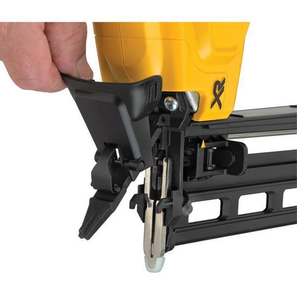 Пістолет цвяхозабивний акумуляторний безщітковий DeWALT DCN662NT DCN662NT фото
